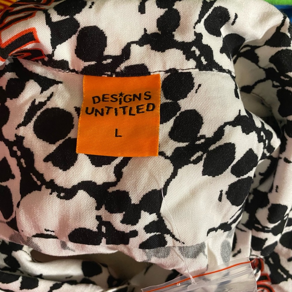 Designs Untitled-Men’s Casual Button Down Shirt Black and White
3avail. Lg
#N050 - Picture 8 of 8